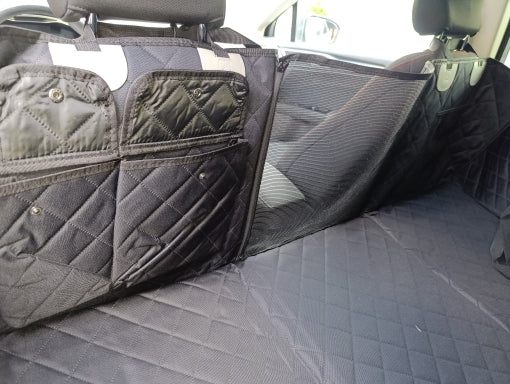 Montierte Rücksitzverlängerung mit Mesh-Sichtfenster und seitlichen Taschen – Foto aus dem Produkttest